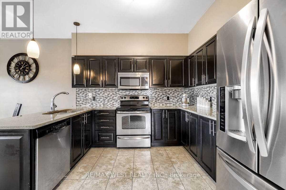 1200 Langley Circle, Oshawa, ON - Indoor Photo Showing Kitchen With Upgraded Kitchen