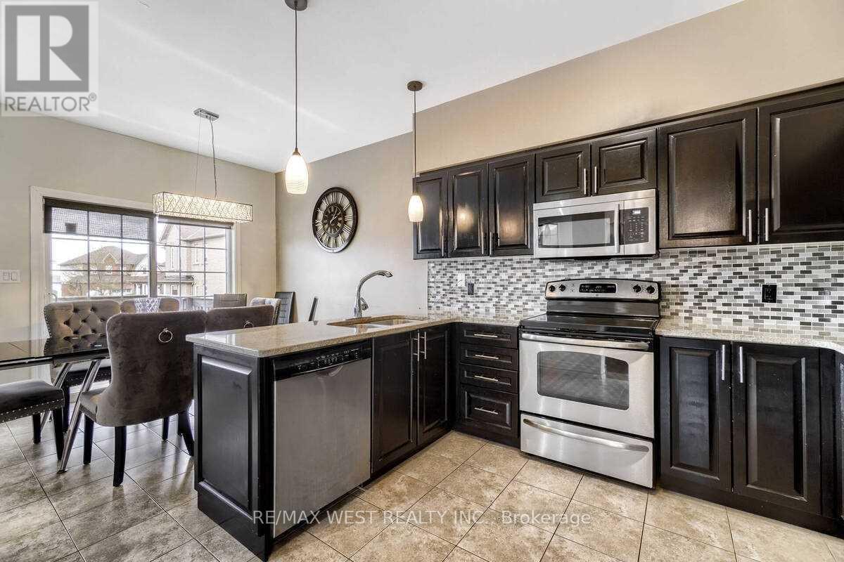 1200 Langley Circle, Oshawa, ON - Indoor Photo Showing Kitchen With Upgraded Kitchen