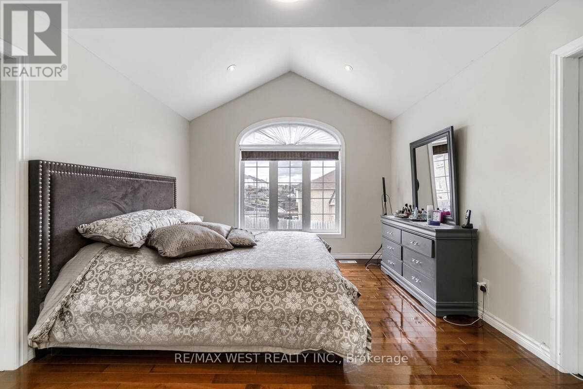 1200 Langley Circle, Oshawa, ON - Indoor Photo Showing Bedroom