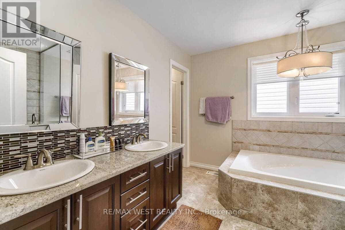 1200 Langley Circle, Oshawa, ON - Indoor Photo Showing Bathroom