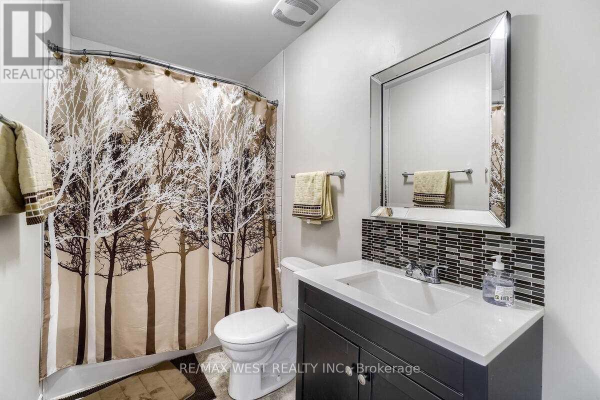 1200 Langley Circle, Oshawa, ON - Indoor Photo Showing Bathroom