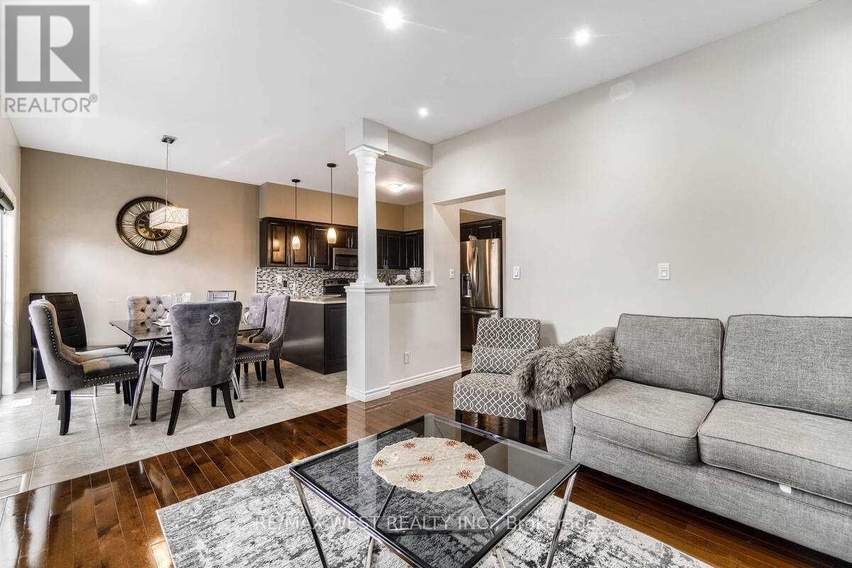 1200 Langley Circle, Oshawa, ON - Indoor Photo Showing Living Room