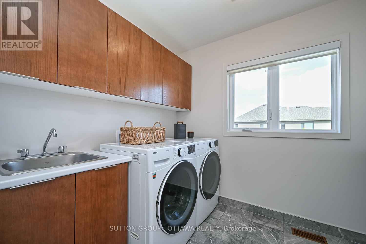 732 Wooler Place, Ottawa, ON - Indoor Photo Showing Laundry Room