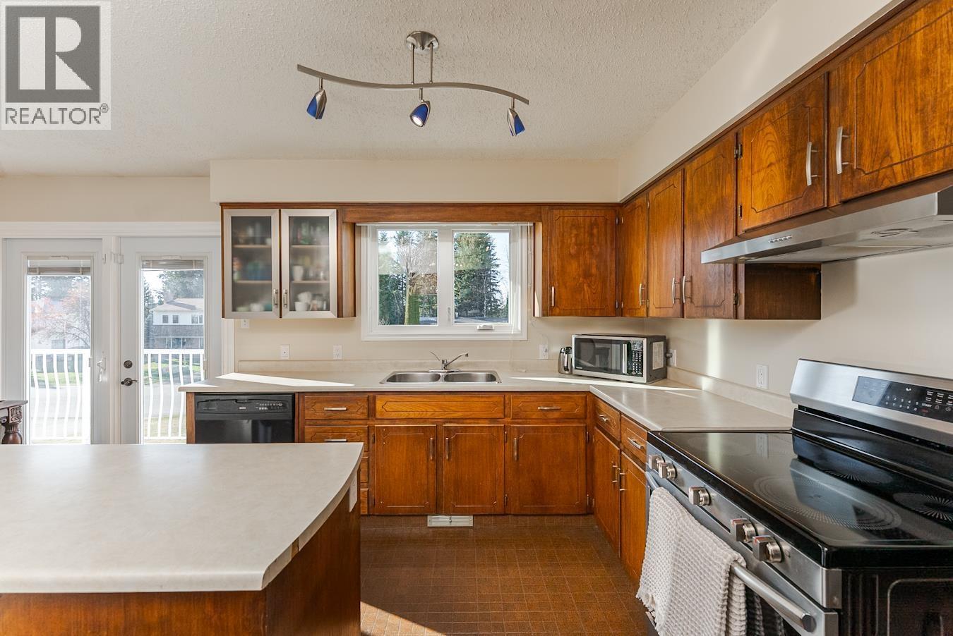 2650 Ridgeview Drive, Prince George, BC - Indoor Photo Showing Kitchen With Double Sink