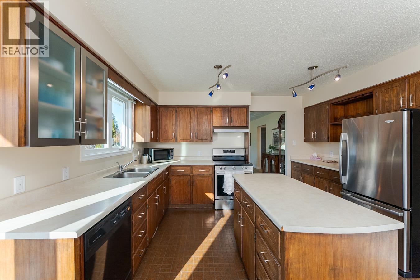 2650 Ridgeview Drive, Prince George, BC - Indoor Photo Showing Kitchen With Double Sink