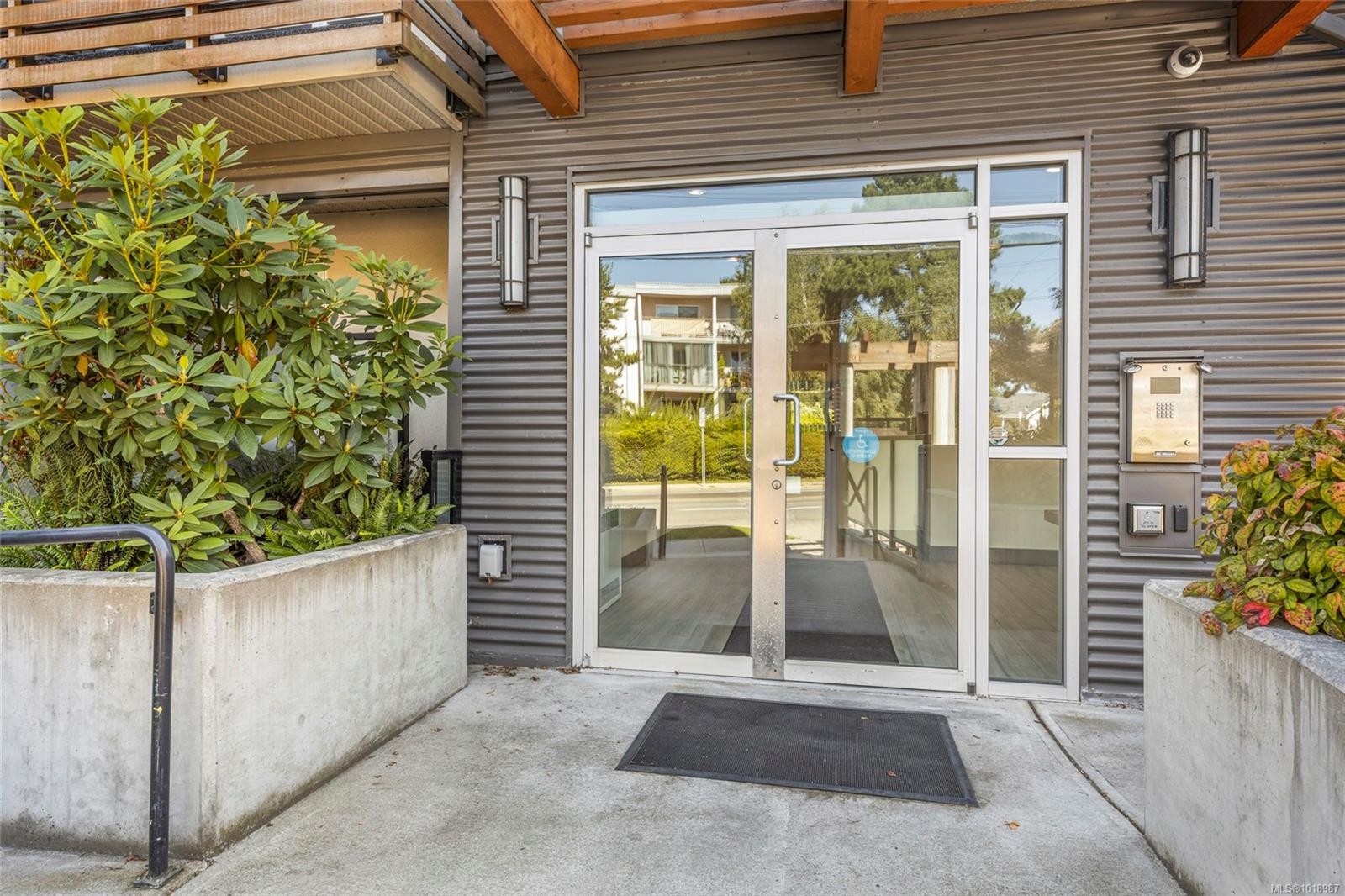 201-317 Burnside Rd East, Victoria, BC - Outdoor