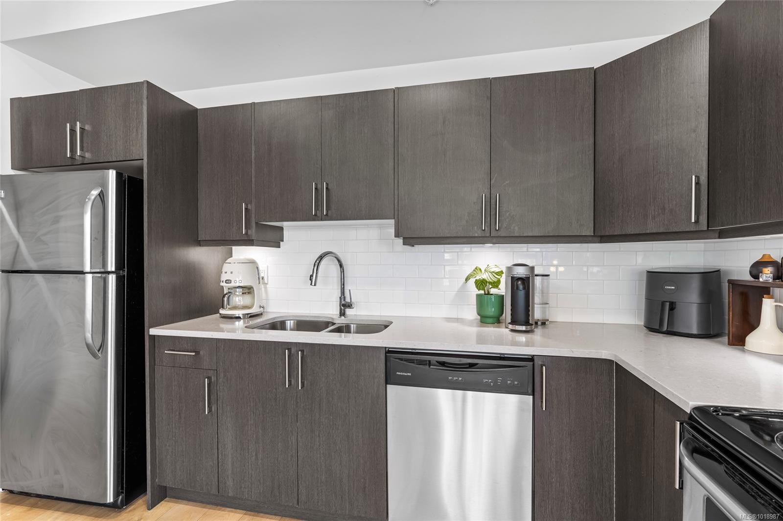 201-317 Burnside Rd East, Victoria, BC - Indoor Photo Showing Kitchen With Double Sink With Upgraded Kitchen