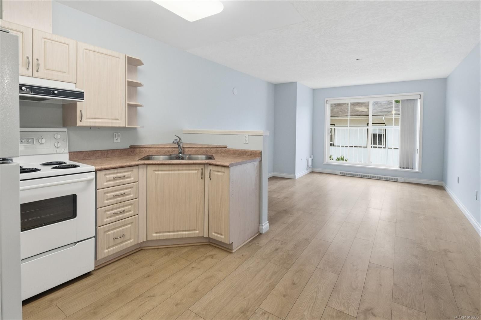 308-1070 Southgate St, Victoria, BC - Indoor Photo Showing Kitchen With Double Sink