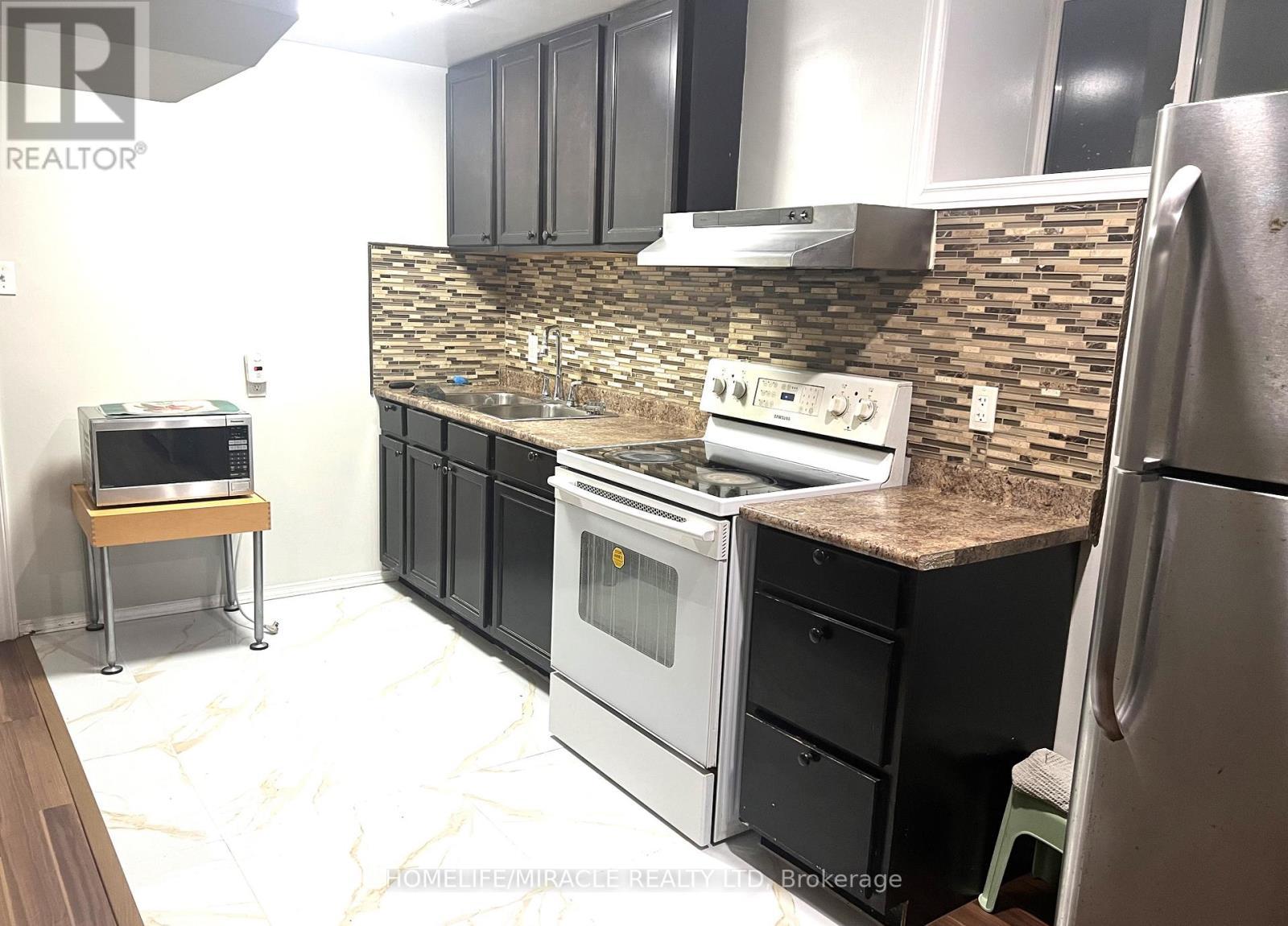 Bsmt - 87 Mosley Crescent, Brampton, ON - Indoor Photo Showing Kitchen With Double Sink