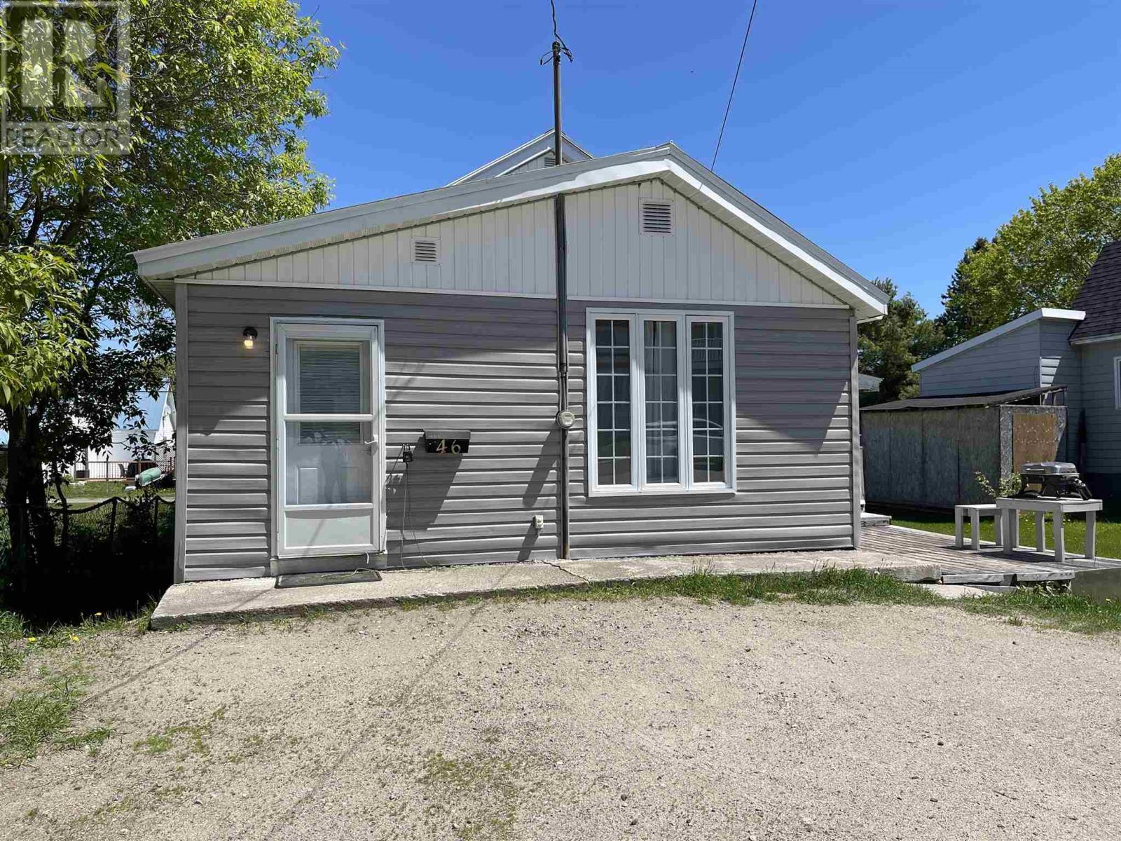 46 Queen St, Chapleau, ON - Outdoor