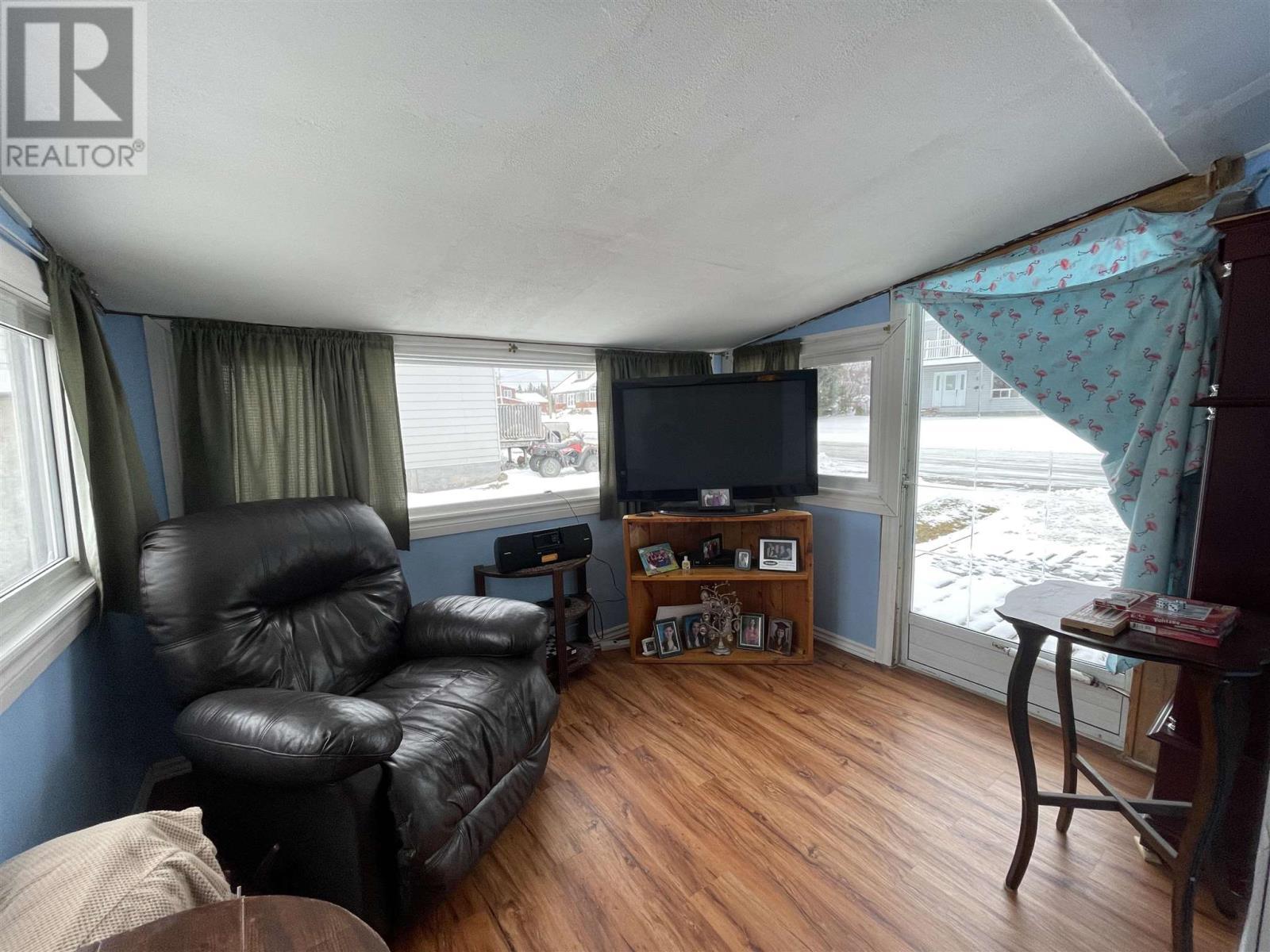46 Queen St, Chapleau, ON - Indoor Photo Showing Living Room