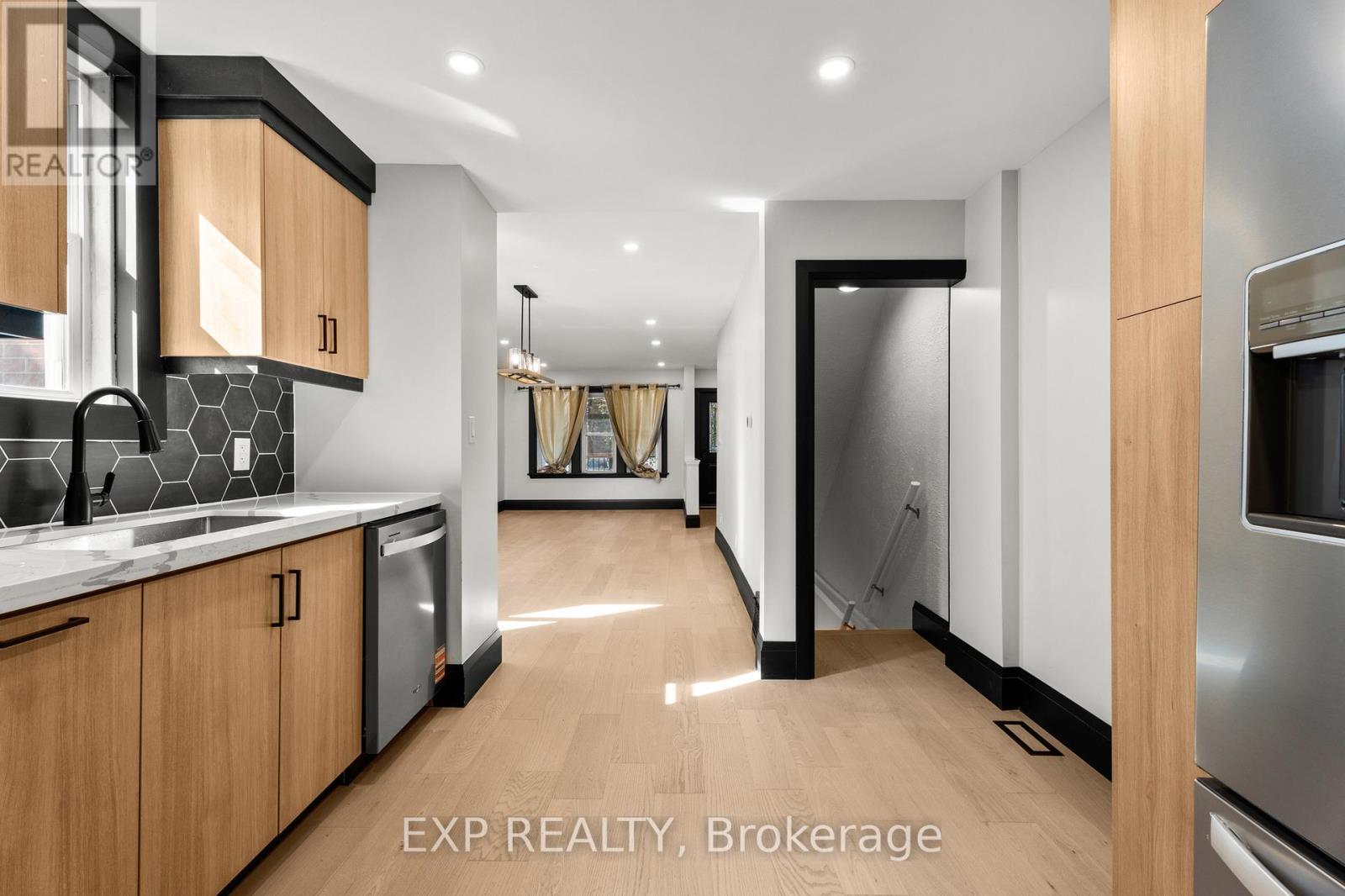 105 Rothsay Avenue, Hamilton, ON - Indoor Photo Showing Kitchen