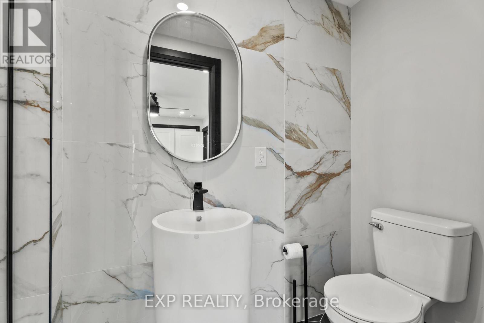 105 Rothsay Avenue, Hamilton, ON - Indoor Photo Showing Bathroom