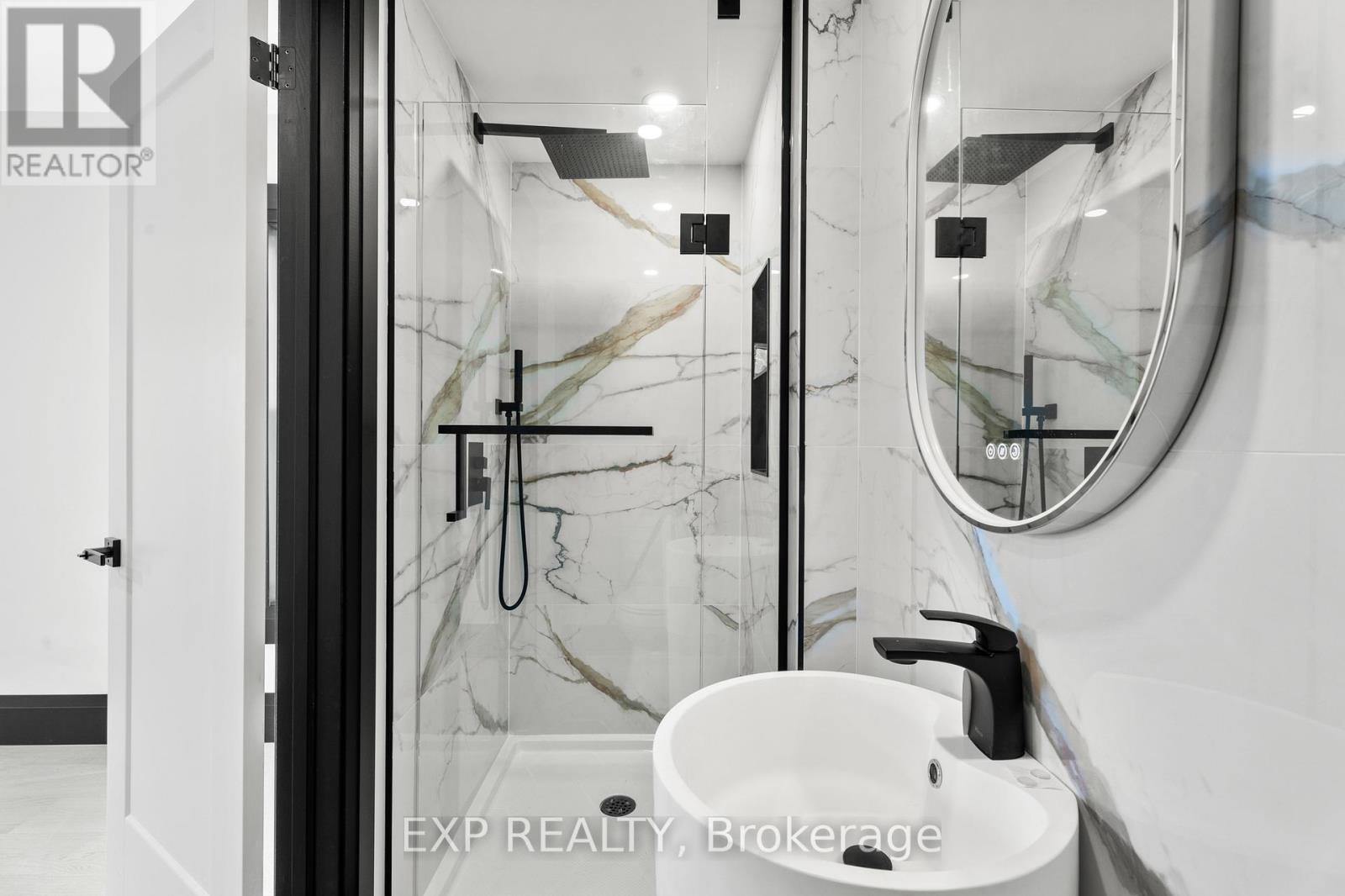 105 Rothsay Avenue, Hamilton, ON - Indoor Photo Showing Bathroom