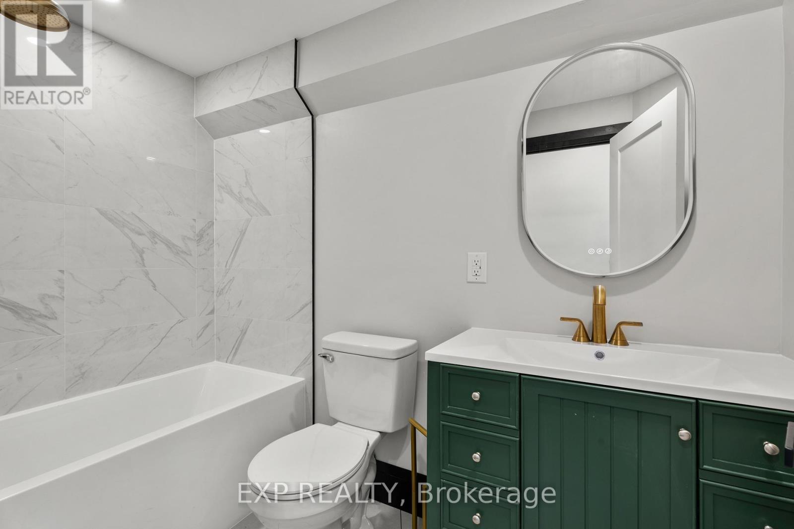 105 Rothsay Avenue, Hamilton, ON - Indoor Photo Showing Bathroom