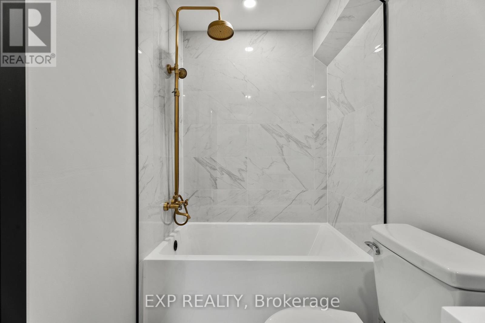 105 Rothsay Avenue, Hamilton, ON - Indoor Photo Showing Bathroom