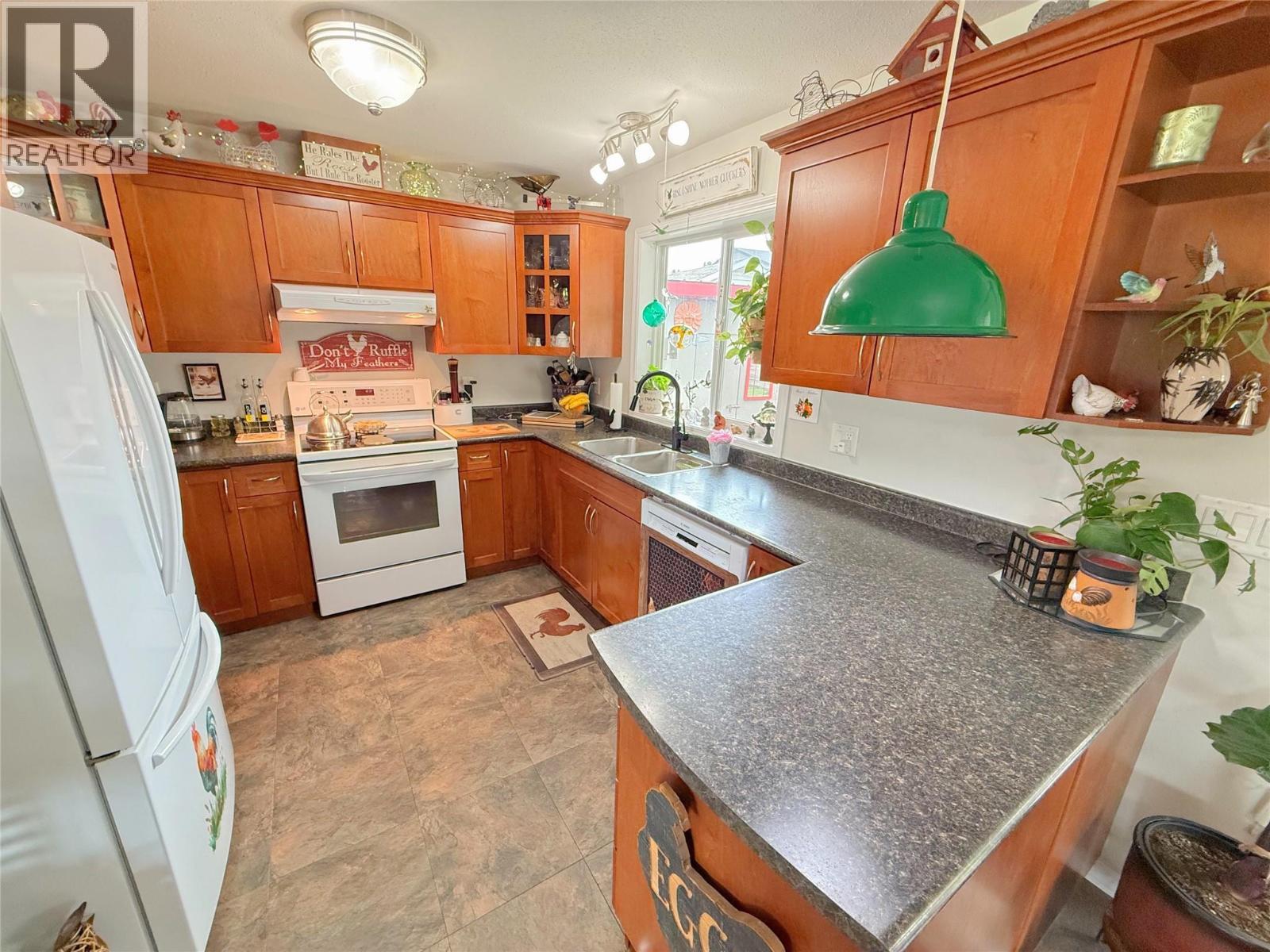 8 Eagle Crescent, Princeton, BC - Indoor Photo Showing Kitchen With Double Sink