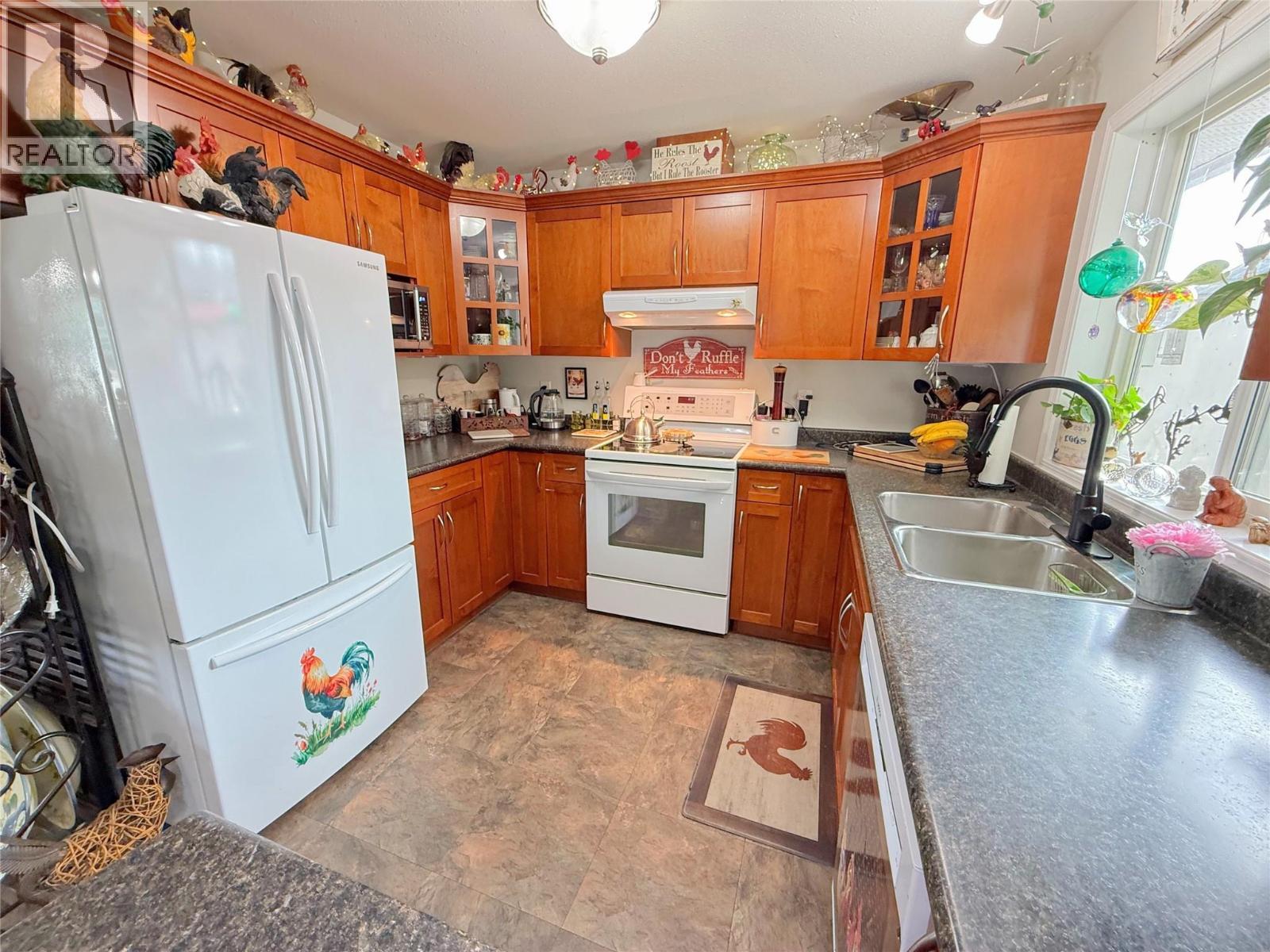 8 Eagle Crescent, Princeton, BC - Indoor Photo Showing Kitchen With Double Sink