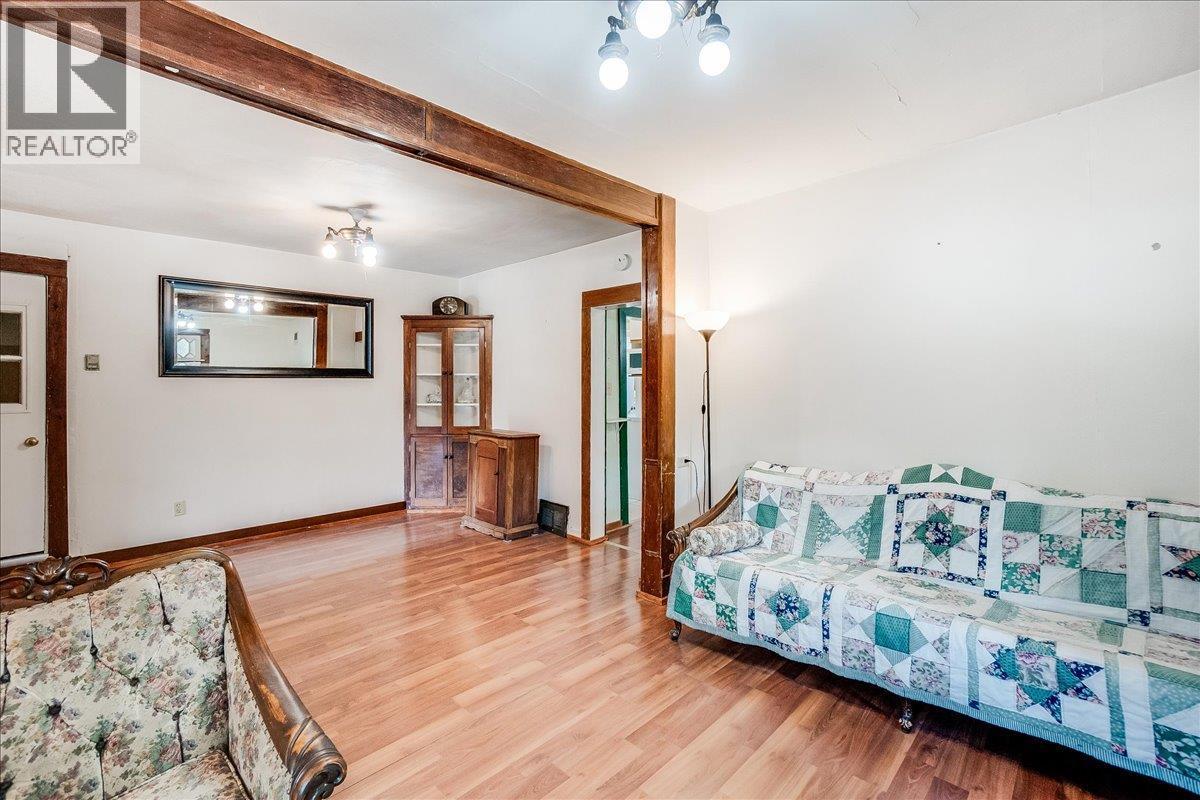 404 Houston Street, Nelson, BC - Indoor Photo Showing Bedroom