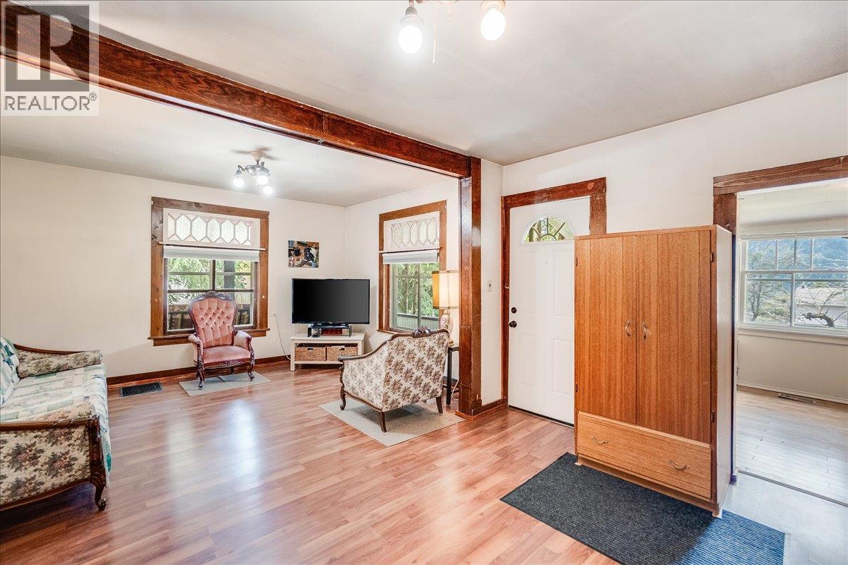 404 Houston Street, Nelson, BC - Indoor Photo Showing Living Room