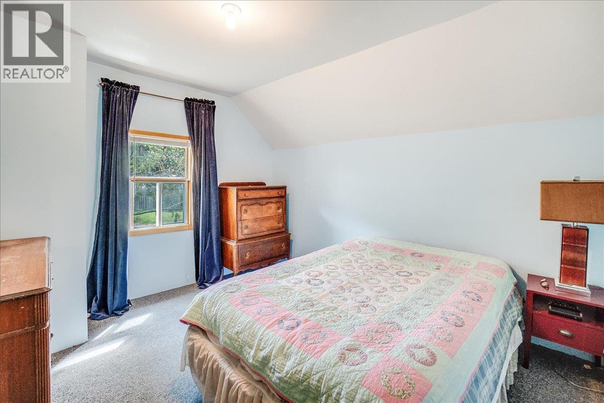 404 Houston Street, Nelson, BC - Indoor Photo Showing Bedroom