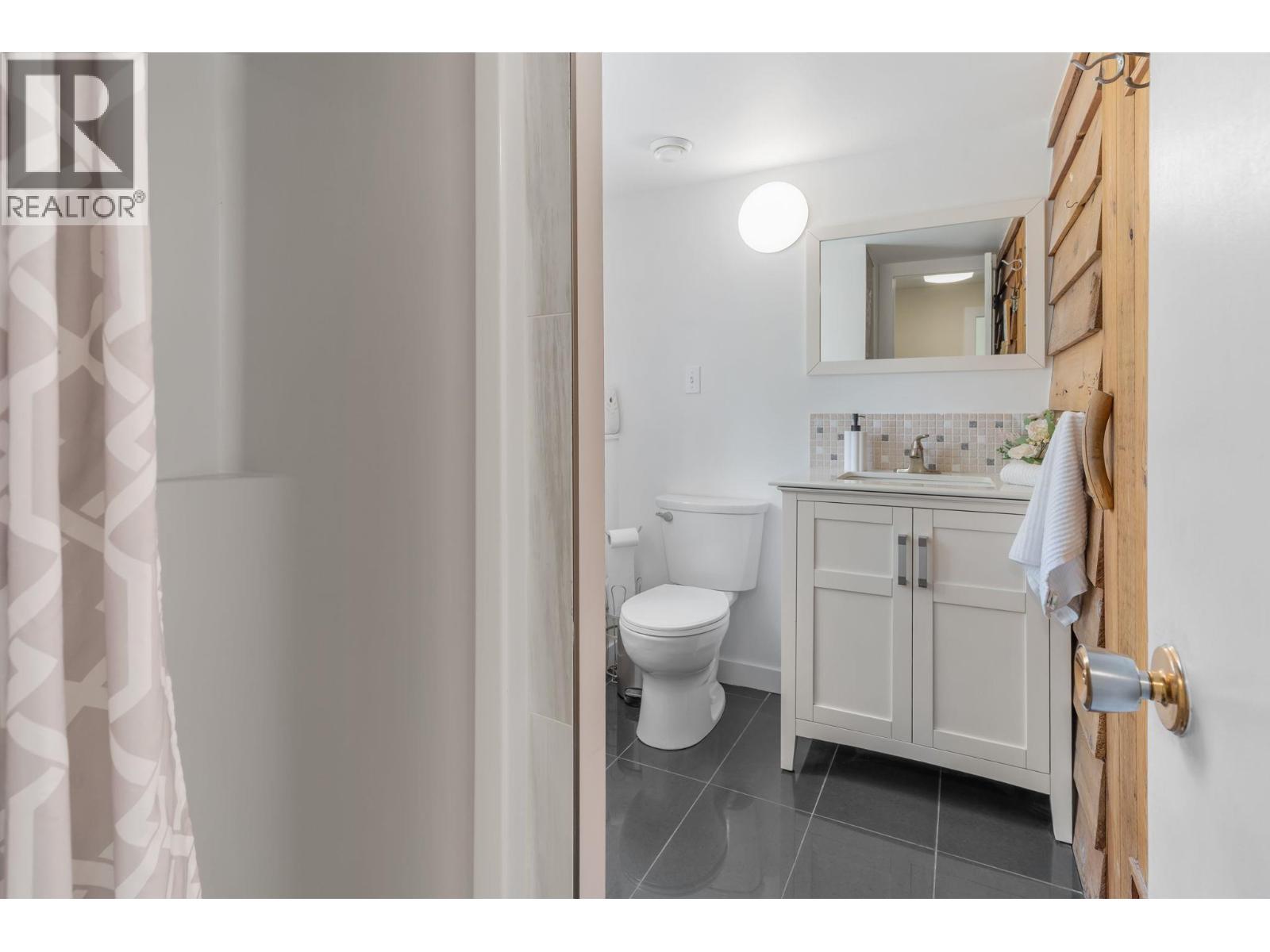 449 Barkley Road, Kelowna, BC - Indoor Photo Showing Bathroom