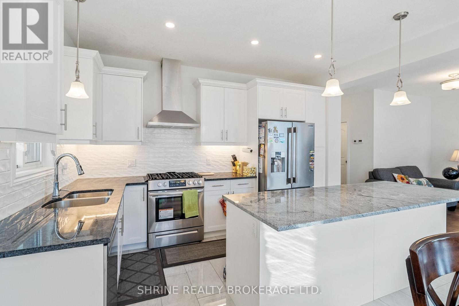 3719 Somerston Crescent, London South (South W), ON - Indoor Photo Showing Kitchen With Double Sink With Upgraded Kitchen