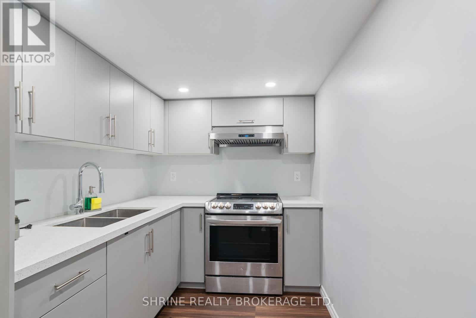 3719 Somerston Crescent, London South (South W), ON - Indoor Photo Showing Kitchen With Double Sink