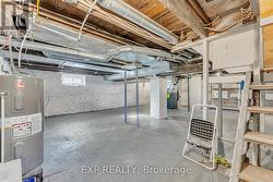 Dry & Clean! Ideal workshop & storage. -