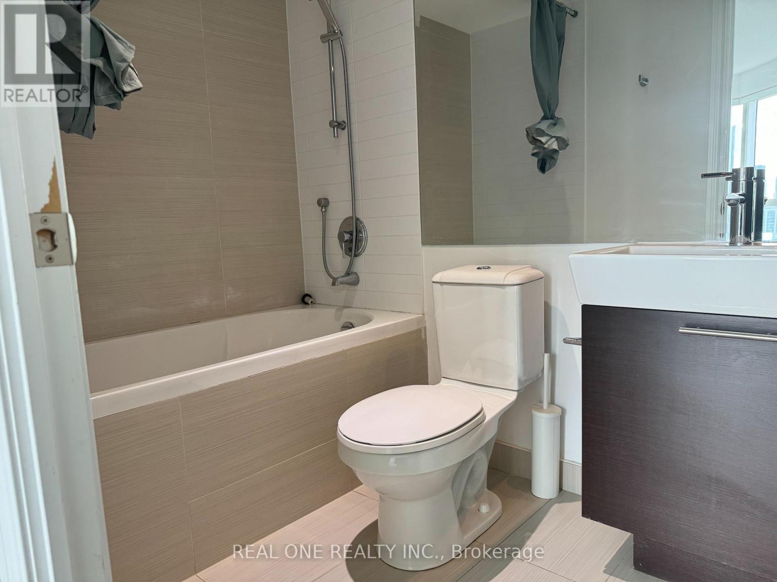 4208 - 386 Yonge Street, Toronto, ON - Indoor Photo Showing Bathroom