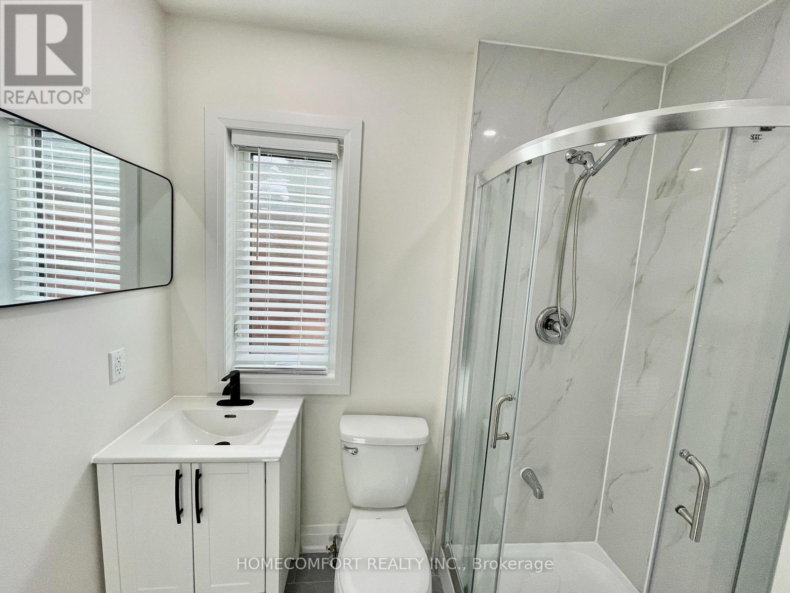 Upper - 20 St Clair Gardens, Toronto, ON - Indoor Photo Showing Bathroom