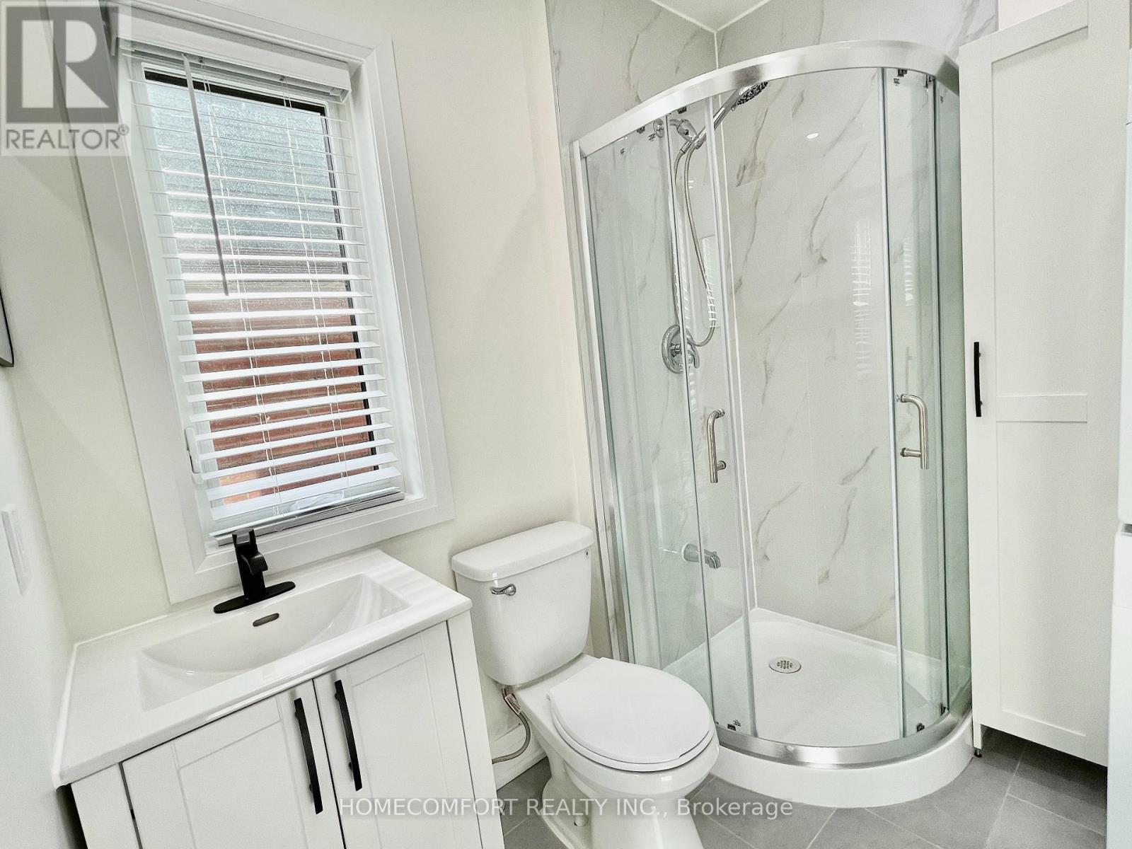 Upper - 20 St Clair Gardens, Toronto, ON - Indoor Photo Showing Bathroom