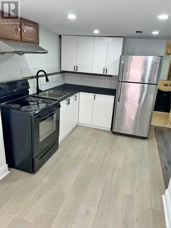 17 Portrush Trail, Brampton, ON - Indoor Photo Showing Kitchen