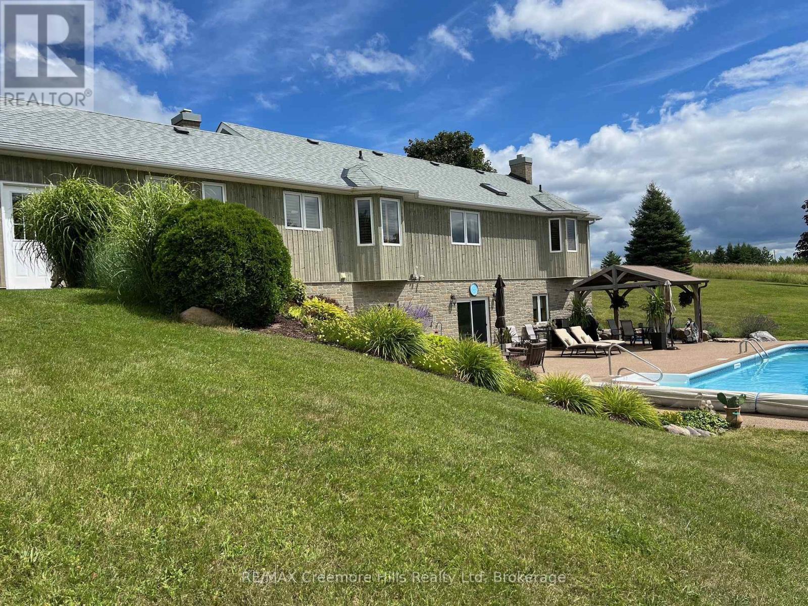 2332 Centre Line, Clearview, ON - Outdoor With In Ground Pool