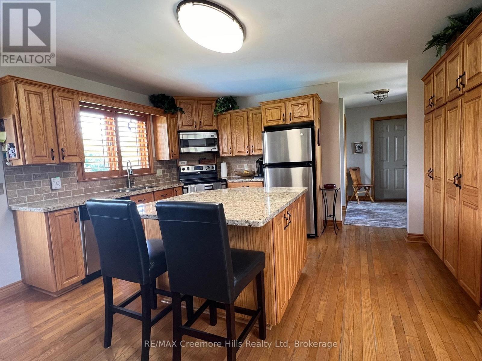 2332 Centre Line, Clearview, ON - Indoor Photo Showing Kitchen