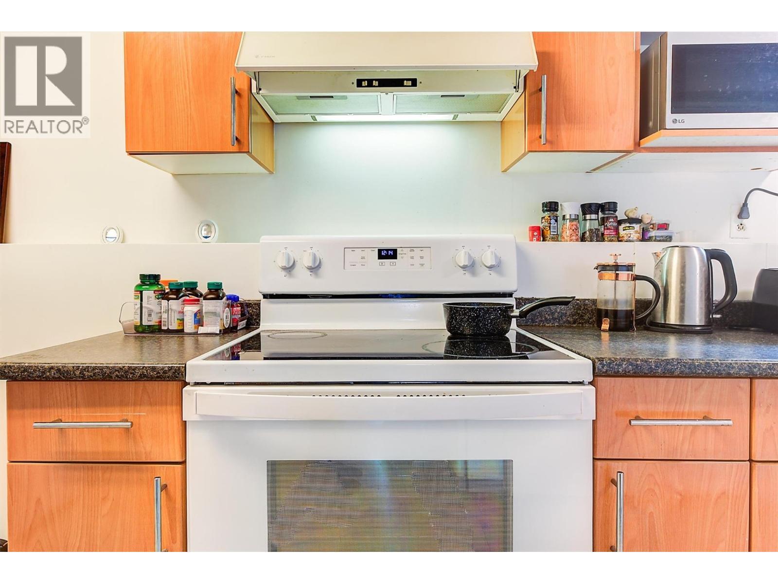 735 Belgo Road, Kelowna, BC - Indoor Photo Showing Kitchen