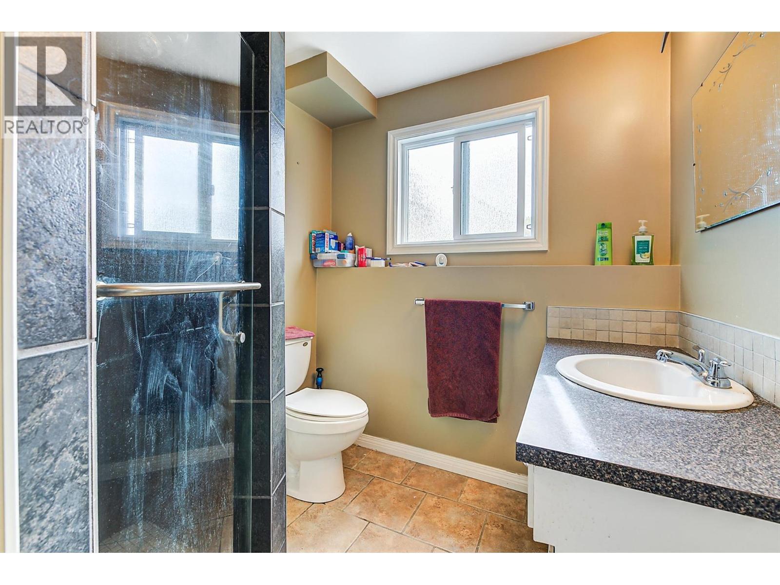 735 Belgo Road, Kelowna, BC - Indoor Photo Showing Bathroom