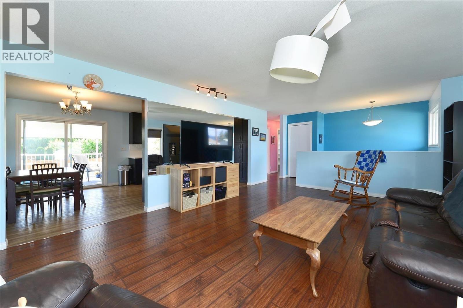 735 Belgo Road, Kelowna, BC - Indoor Photo Showing Living Room