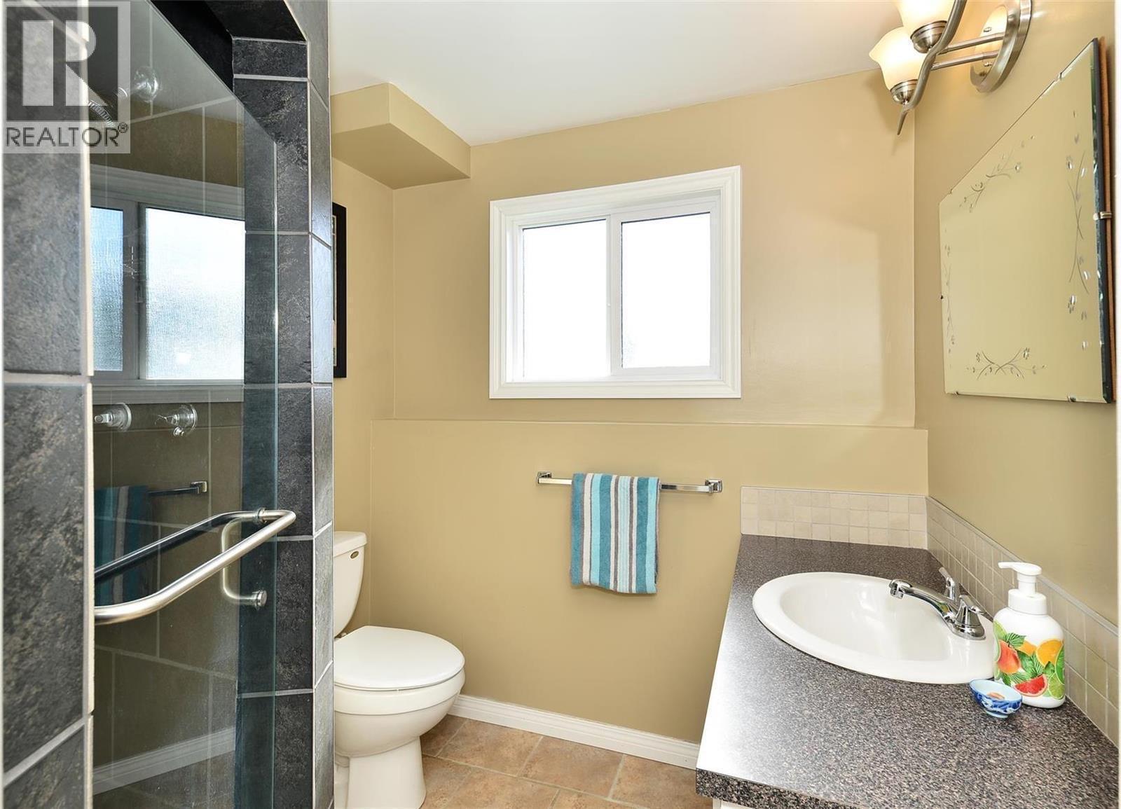 735 Belgo Road, Kelowna, BC - Indoor Photo Showing Bathroom