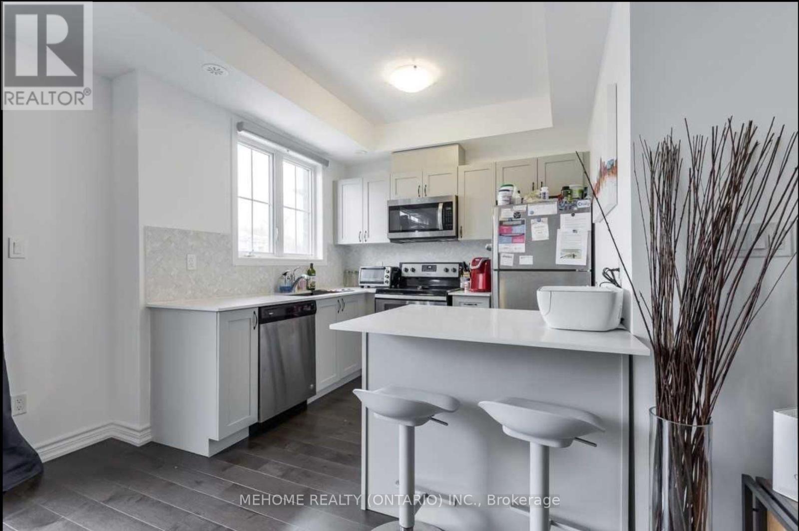 319 - 199 Pine Grove Road, Vaughan, ON - Indoor Photo Showing Kitchen With Upgraded Kitchen