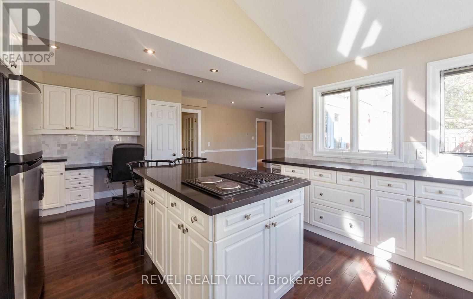 1034 Fredonia Drive, Mississauga, ON - Indoor Photo Showing Kitchen