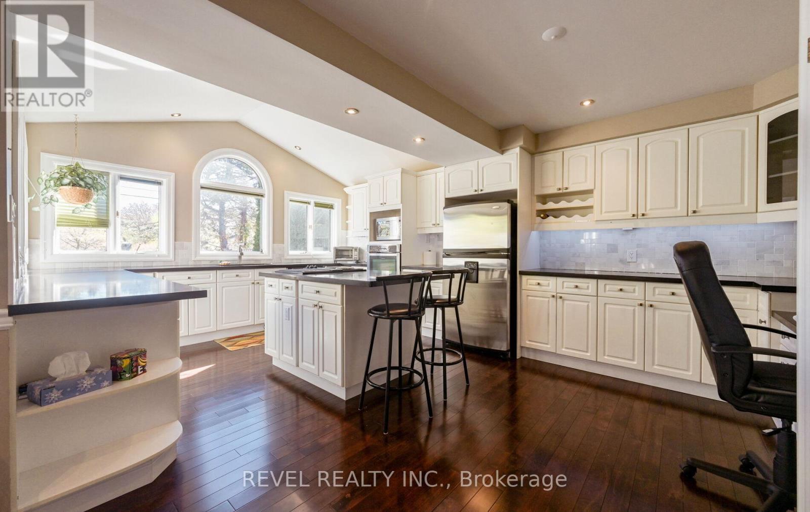 1034 Fredonia Drive, Mississauga, ON - Indoor Photo Showing Kitchen With Upgraded Kitchen