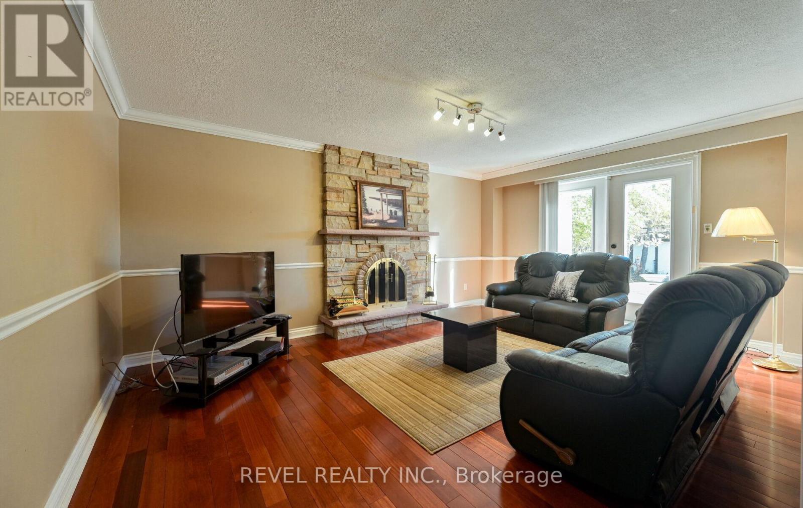 1034 Fredonia Drive, Mississauga, ON - Indoor Photo Showing Living Room With Fireplace