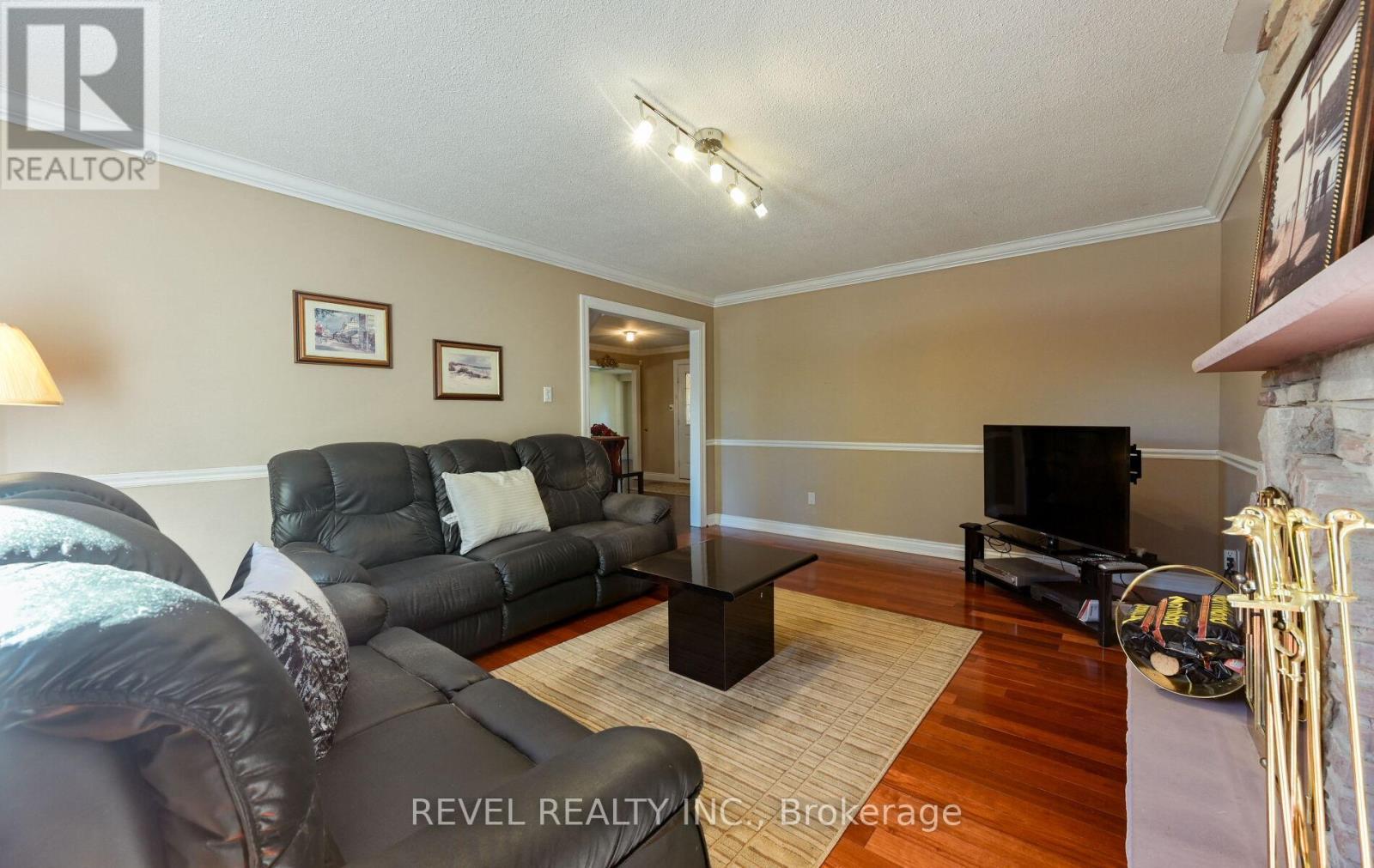 1034 Fredonia Drive, Mississauga, ON - Indoor Photo Showing Living Room