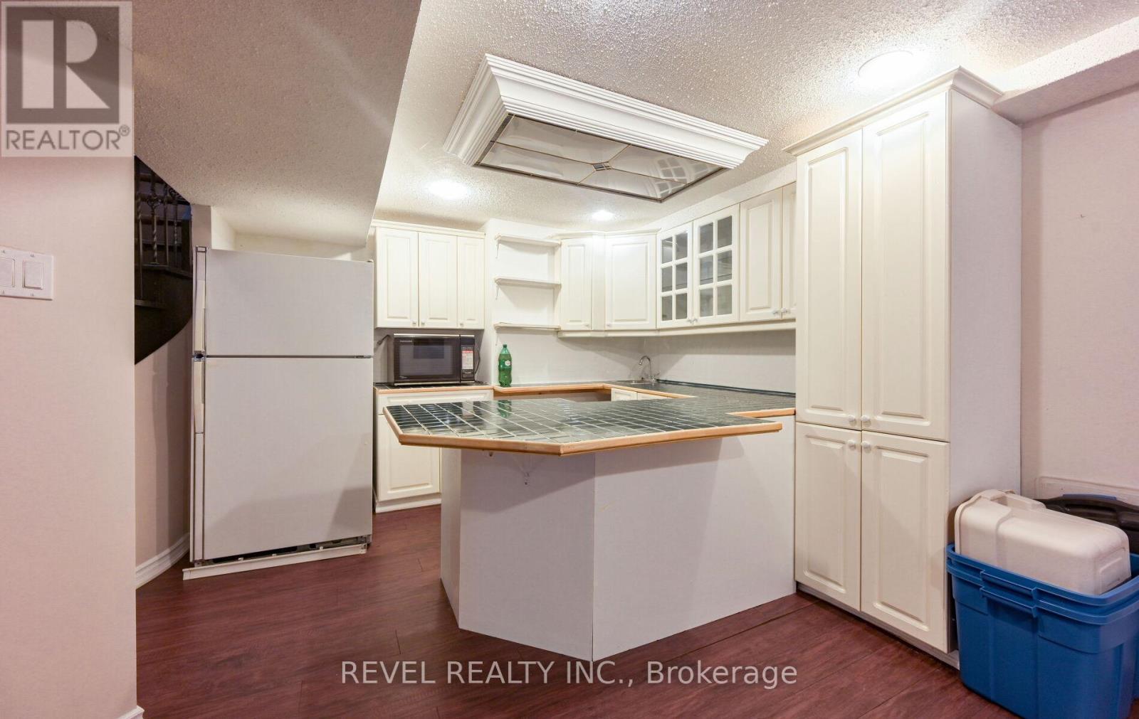 1034 Fredonia Drive, Mississauga, ON - Indoor Photo Showing Kitchen