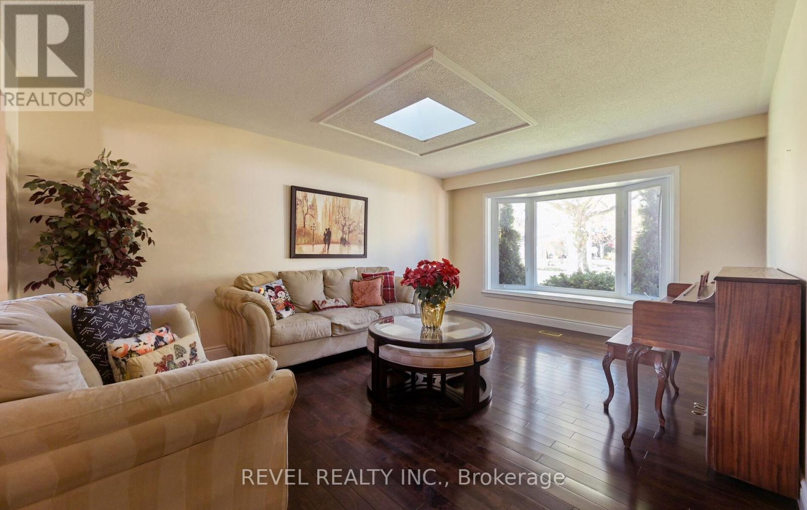 1034 Fredonia Drive, Mississauga, ON - Indoor Photo Showing Living Room