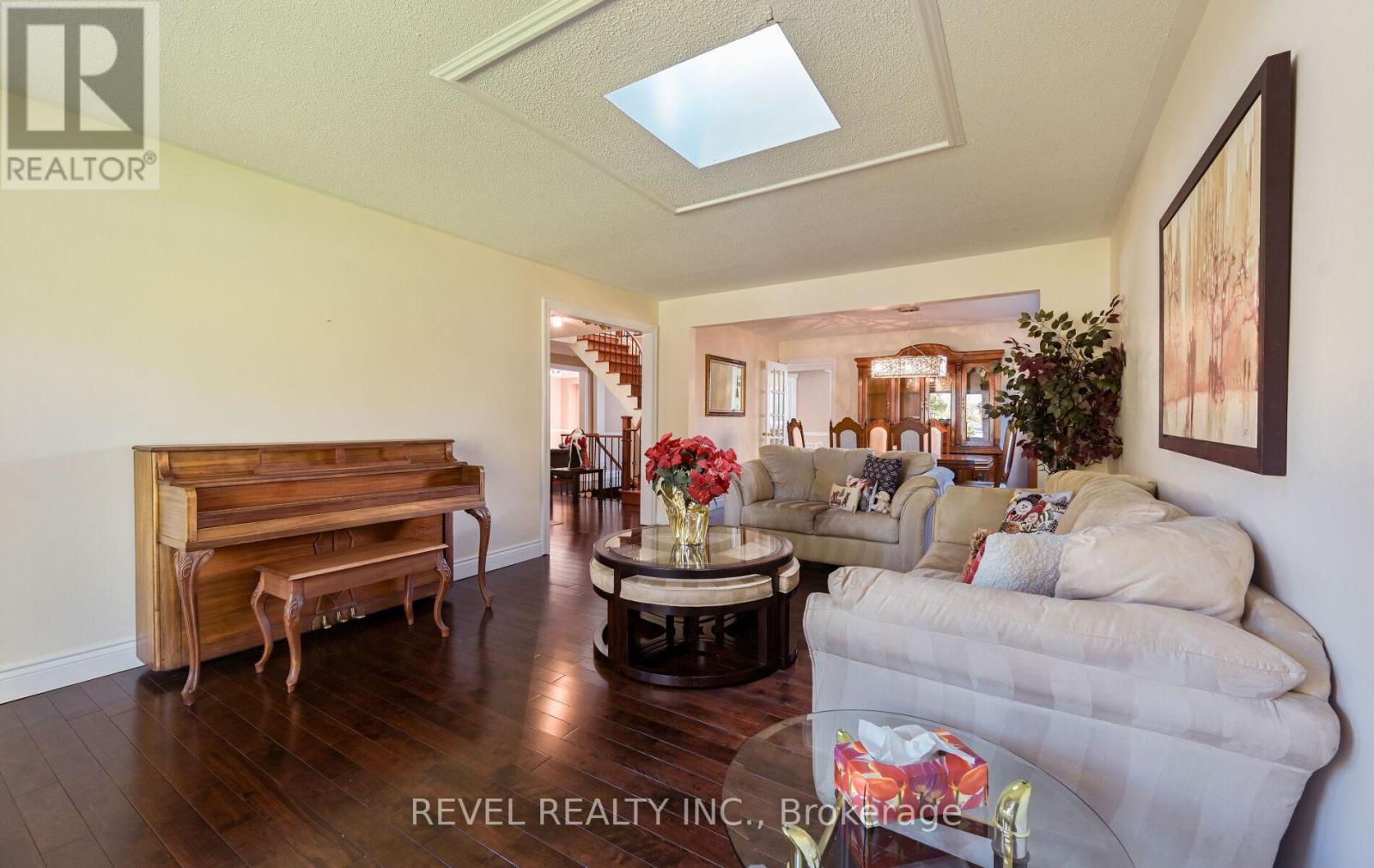 1034 Fredonia Drive, Mississauga, ON - Indoor Photo Showing Living Room
