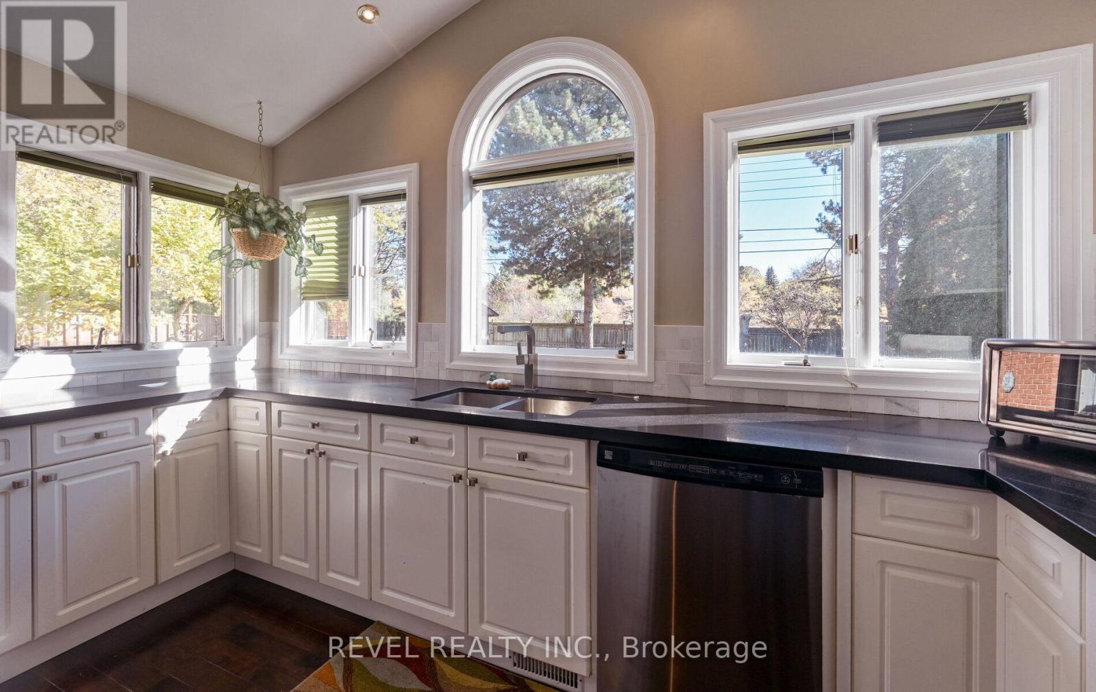 1034 Fredonia Drive, Mississauga, ON - Indoor Photo Showing Kitchen