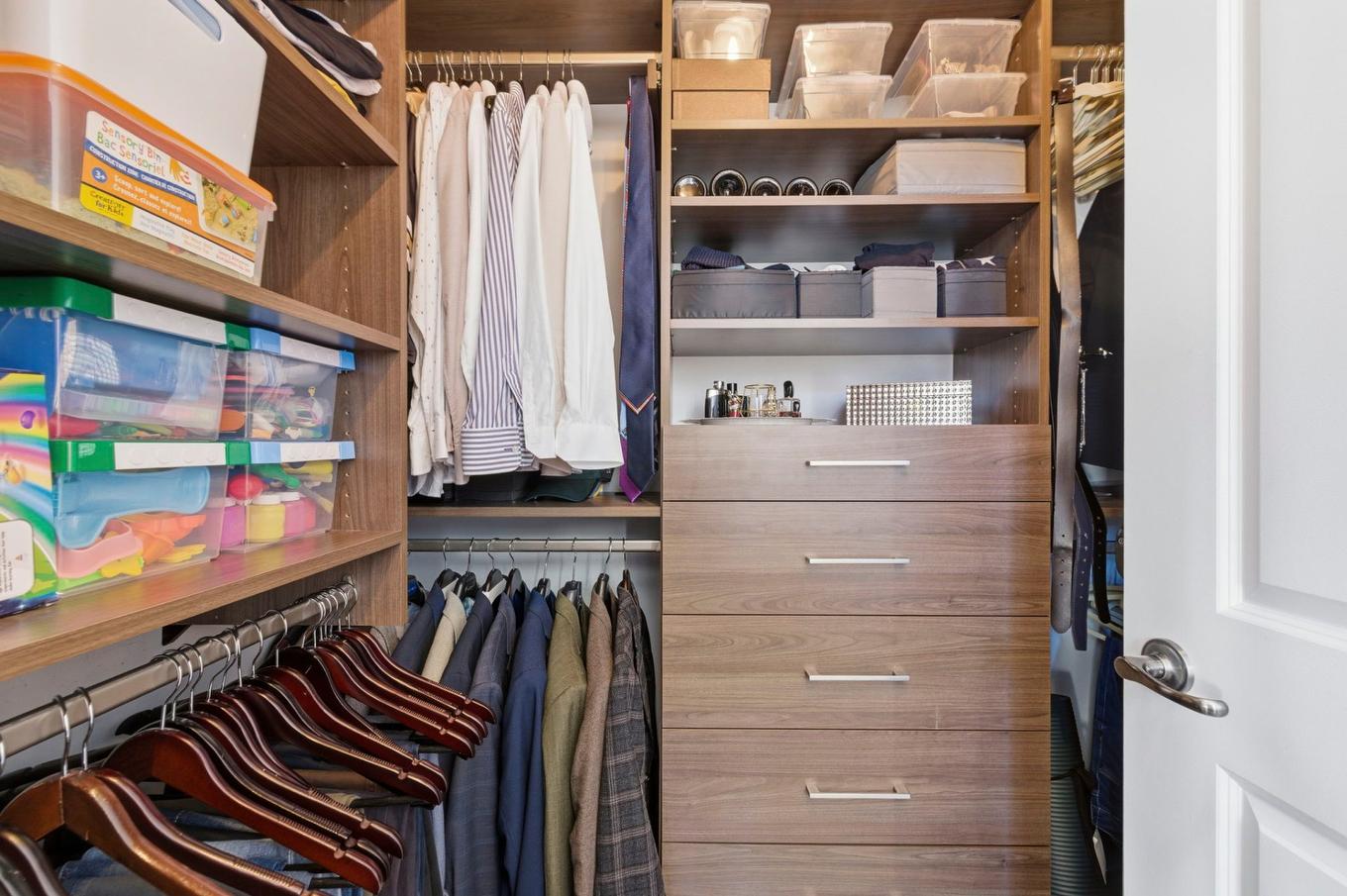 Penderie (Walk-in) - 301-2300 Rue Modigliani, Montréal (Saint-Laurent), QC - Indoor