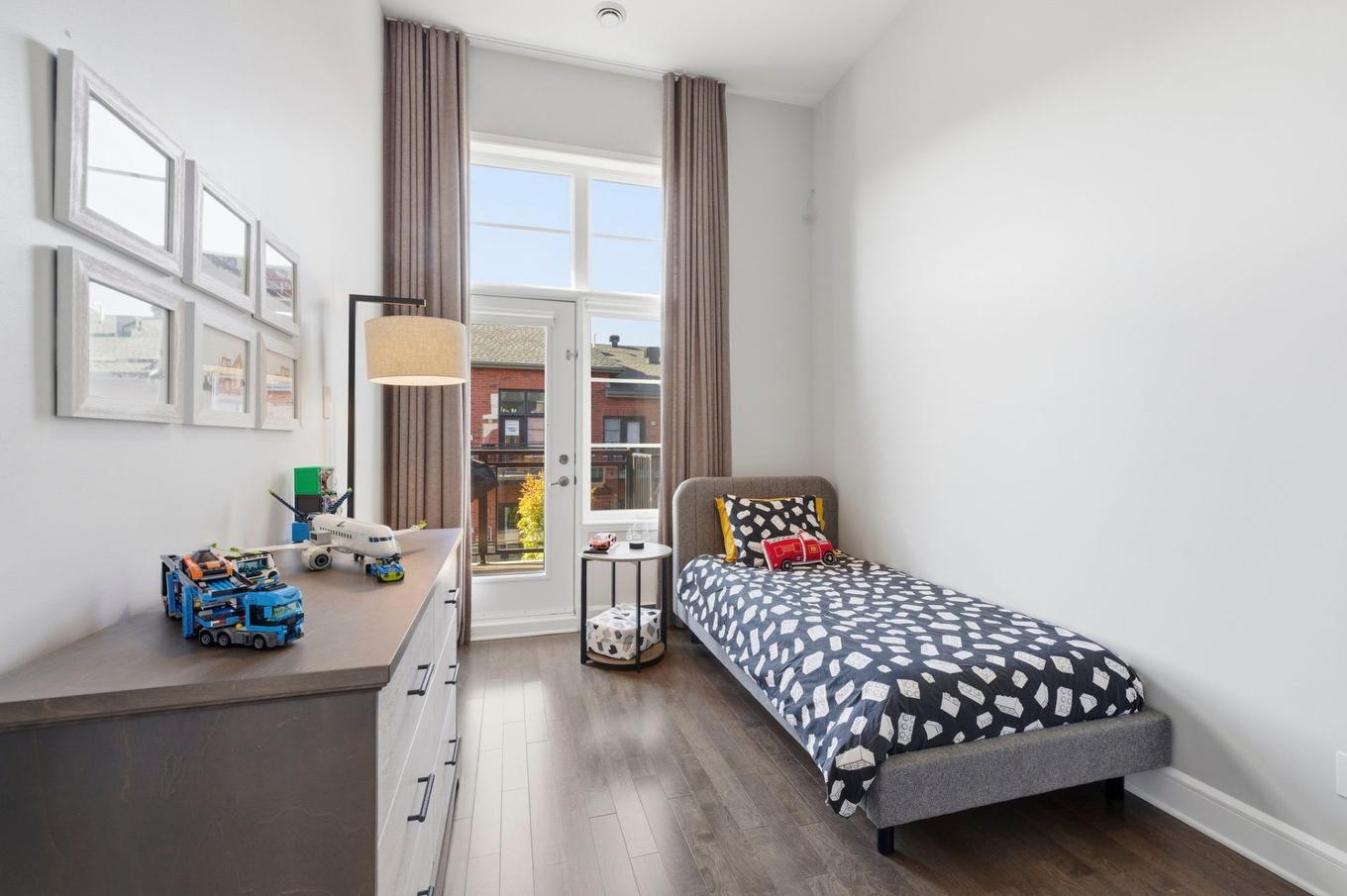 Chambre à coucher - 301-2300 Rue Modigliani, Montréal (Saint-Laurent), QC - Indoor Photo Showing Bedroom